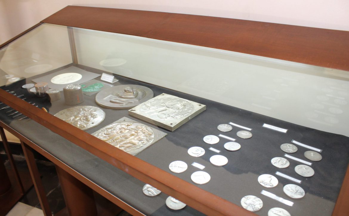 nules-promociona-la-obra-medallistica-de-enrique-giner-con-la-medalla-del-trimestre