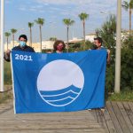 NULES IZA SU BANDERA AZUL EN LA PLAYA LES MARINES