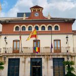 La bandera LGTBI oneja al balcó de l’Ajuntament de Nules