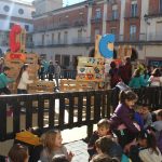 Els escolars de Nules participen en les II Jornades Educatives amb la construcció del pont Davinci a la plaça Major