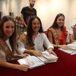 La regina i dames de la vila reparteixen el programa de festes als veïns de Nules