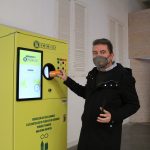 NNULES INSTALA EN EL MERCADO MUNICIPAL UNA MÁQUINA PARA PROMOVER EL RECICLAJE DE ENVASES DE BEBIDA
