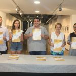 LA REINA DE LA VILA REPARTEIX EL PROGRAMA DE FESTES AL VEÏNAT DE NULES