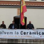 NULES CUELGA LA PANCARTA EN APOYO AL SECTOR CERÁMICO
