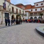 Minut de silenci a les portes de l’Ajuntament