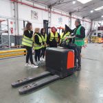 UN CURS ENSENYA LES ALUMNES A MANEJAR TRANSPALÈS I CARRETONS