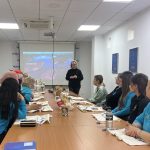 LAS ALUMNAS REALIZAN UNA VISITA FORMATIVA A HUHTAMAKI PARA PRESENCIAR LOS PROCESOS DE PICKINK Y PACKAGING