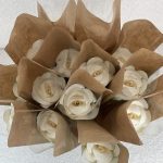 EL TALLER D´OCUPACIÓ REPARTIX MÉS DE 500 ROSES BLANQUES AL COMERÇ PER A QUE REGALEN PEL DIA DE LA MARE