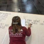 LAS ALUMNAS DEL TALLER DE EMPLEO COLABORAN EN LA ORGANIZACIÓN DE LA FERIA DEL LIBRO