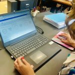 LES ALUMNES DEL TALLER D'OCUPACIÓ PRACTIQUEN AMB UN CRM LA GESTIÓ DE CLIENTS AL COMERÇ LOCAL