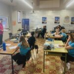 LES ALUMNES DE COMERÇ INICIEN LA PREPRODUCCIÓ D'AUDIOVISUALS PER AL CANAL DE YOUTUBE