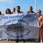 NULES IZA SU BANDERA REIVINDICATIVA EN LA PLAYA LES MARINES