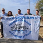 NULES HISSA LA SEUA BANDERA REIVINDICATIVA A LA PLATJA DE LES MARINES