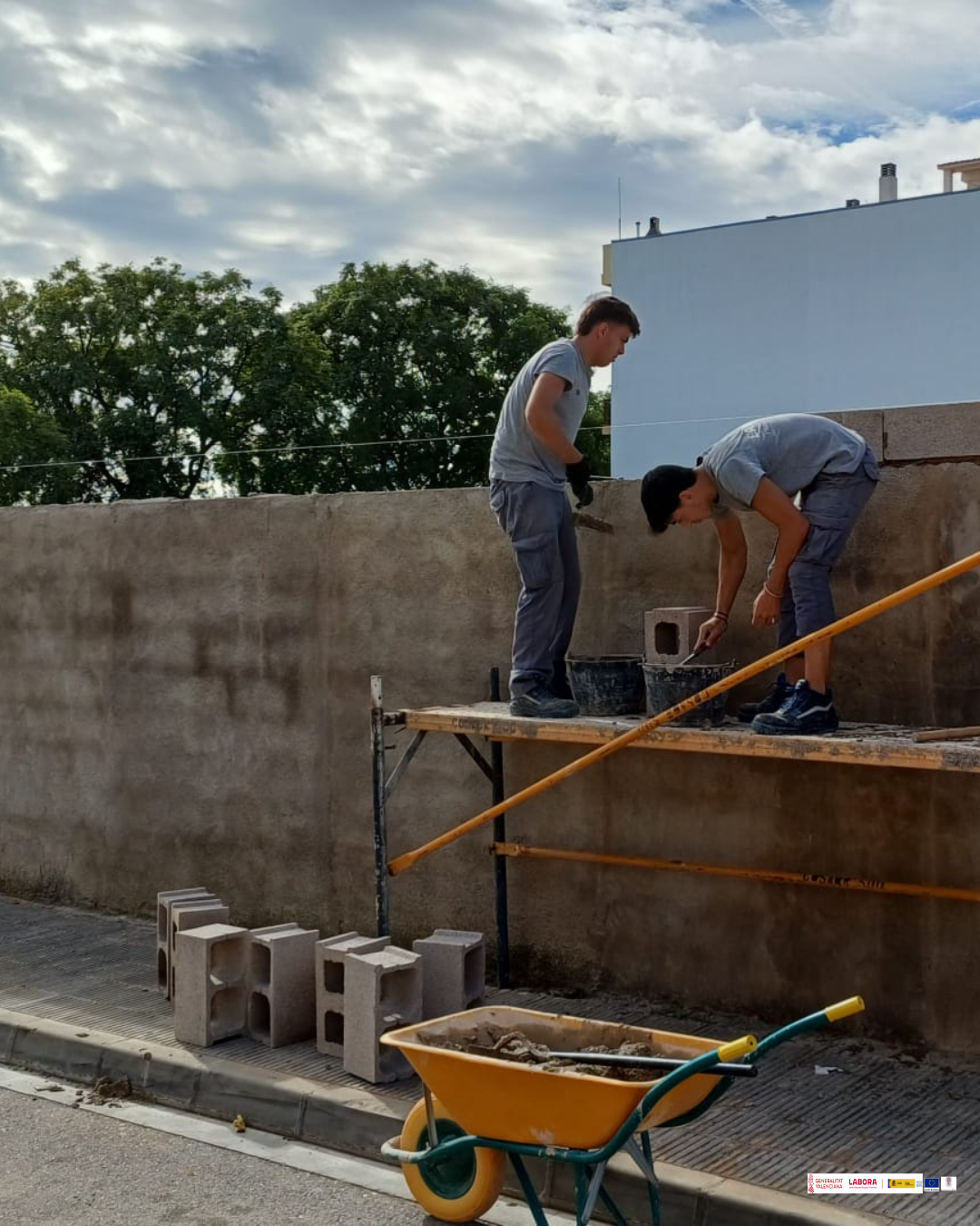 FOTO CONSTRUCCIÓN MURO DEPÓSITO DE VEHICULOS