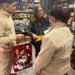 L'ALUMNAT DEL MÒDUL DE COMERÇ CULMINA EL REPARTIMENT DE KITS DECORATIUS PER IMPULSAR UNA IMATGE COMÚ DEL COMERÇ LOCAL