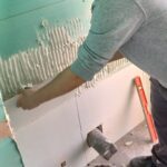 ELS ALUMNES D'OBRA REALITZEN TREBALLS DE REVESITIMENT A L'EDIFICI D'ASSOCIACIONS