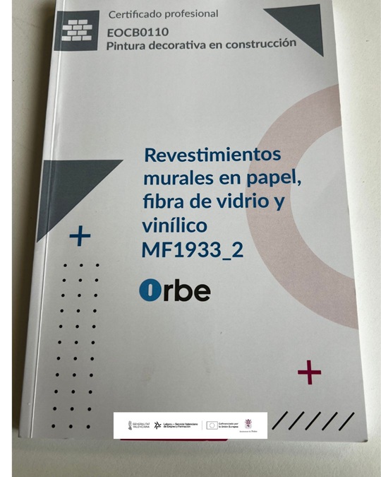 LOS ALUMNOS DE ALBAÑILERÍA INICIAN EL MÓDULO DE REVESTIMIENTOS MURALES EN PAPEL, FIBRA DE VIDRIO Y VINÍLICOS