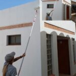 ELS ALUMNES D'OBRA FINALITZEN EL REPINTAT DE LA ZONA D'ASEOS DEL CEMENTERI MUNICIPAL